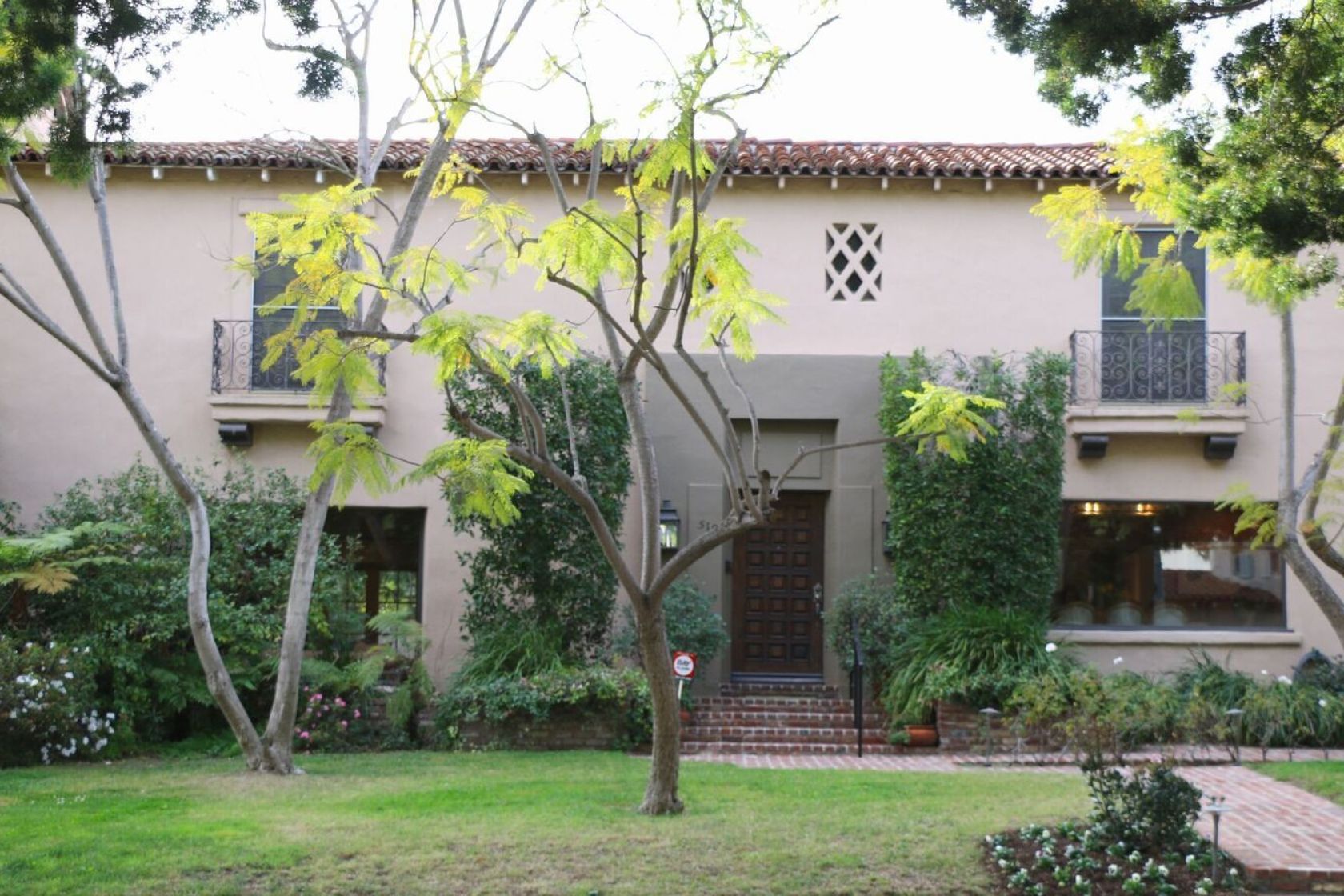The Late Game Host, Monty Hall house at The Beverly Hill was sold at $6.409 million in 2018. 